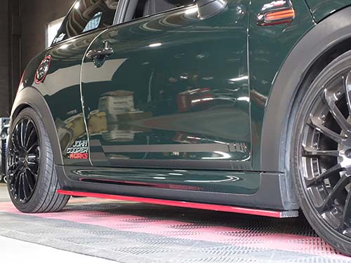 MINI F56 サイドスポイラー(GIOMIC)取付