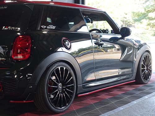 MINI F56 サイドスポイラー(GIOMIC)取付