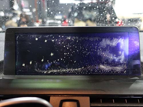 モニター表面に縦線状のクラックや白い気泡