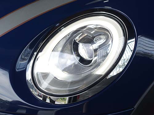 レンズリペアと保護フィルム施工のセット作業