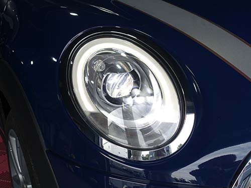 レンズリペアと保護フィルム施工のセット作業