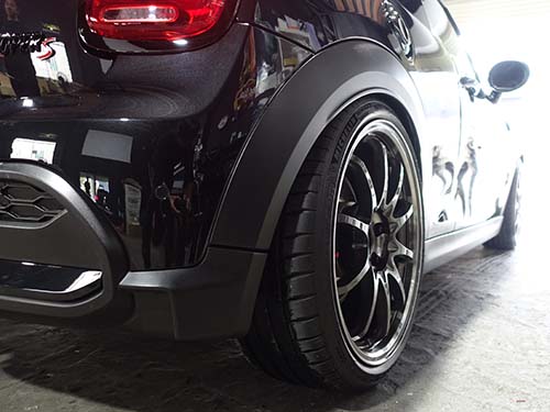 ワイド感のあるスポーティなリアビューへと変化