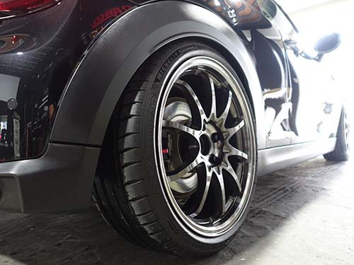 ワイド感のあるスポーティなリアビューへと変化