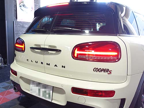 スプリットドア側テールがブレーキ発光