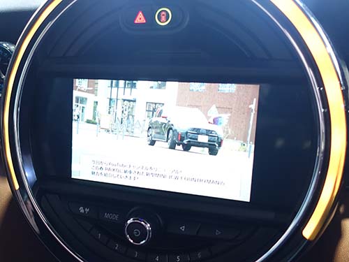 走行中のナビ目的地設定やUSB/動画再生も可能