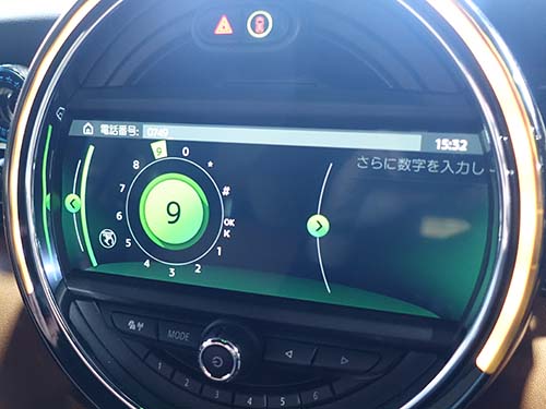 走行中のナビ目的地設定やUSB/動画再生も可能