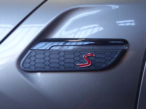 クーパーSエンブレム入りの LCI2用純正サイドフラッシャー（ブラック） を装着