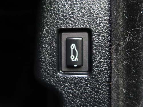 運転席ドアのトランクリッドスイッチでワンタッチクローズ