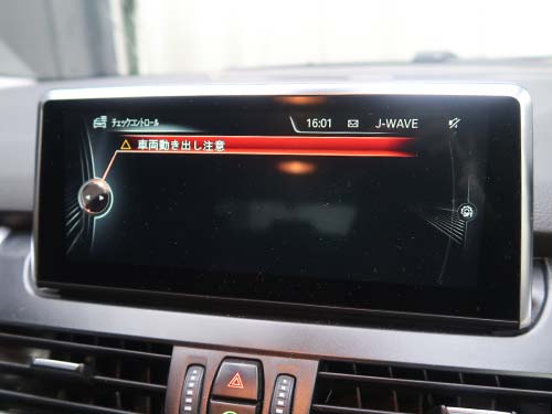BMW F46 車両動き出し注意 警告