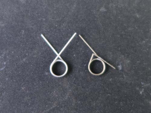 内部金属バネの破損・変形を確認