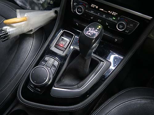 センターコンソールを外し、ギアセレクターユニットへアクセス