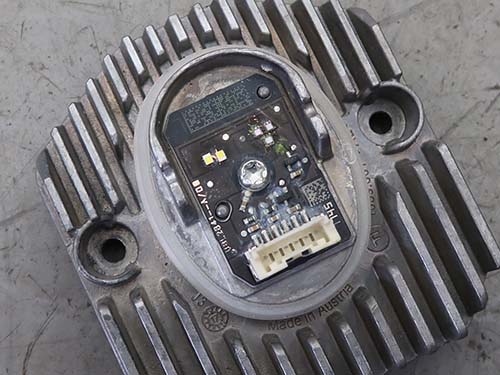 LEDモジュールが青色LEDに打ち替え