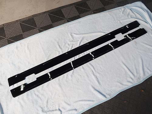 サイドディフューザーはピアノブラック塗装でハイグロス仕上げ