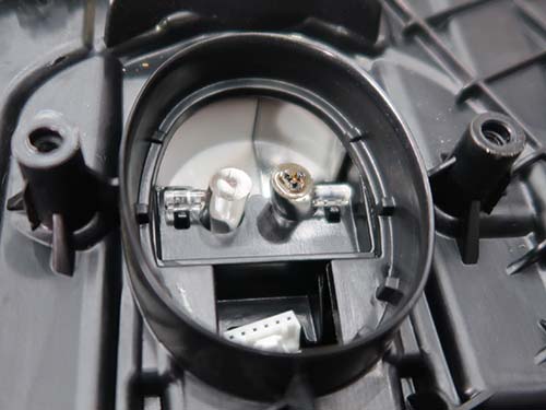 デイライト導光体のアクリルが LEDの熱で溶けてしまう のが原因