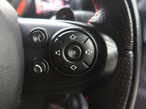 リモコンを使用しなくてもチャンネル切り替えなどの操作が純正スイッチで可能