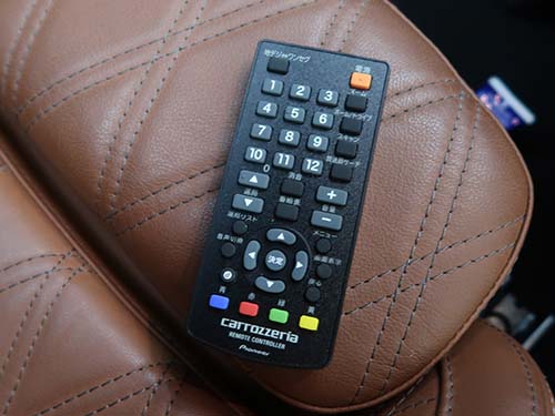 リモコンを使用しなくてもチャンネル切り替えなどの操作が純正スイッチで可能