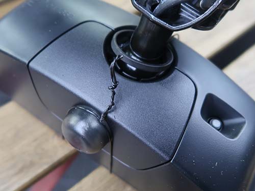 ミラー基部の樹脂部分が破損しており角度が保持できない状態