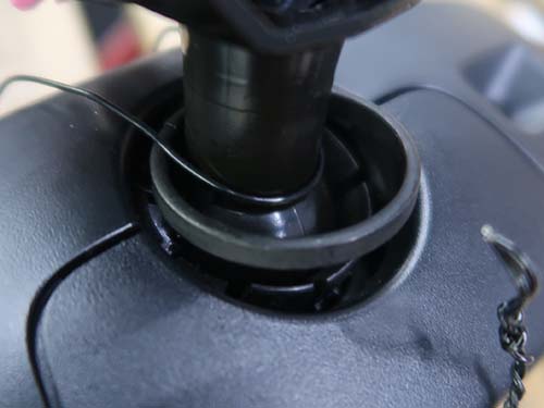 応急処置として針金で固定されていました