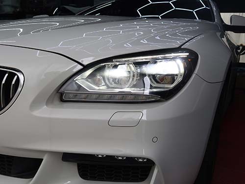 LEDヘッドライトを点灯させて動作チェックを実施