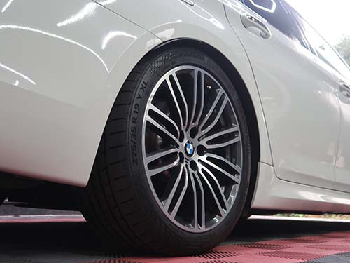 フロントはスプリング交換で車高を下げ、リア側はロッド長を調整