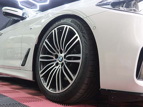 フロントはスプリング交換で車高を下げ、リア側はロッド長を調整