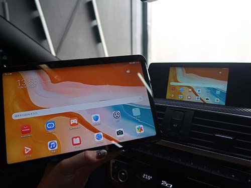 Androidスマートフォンの画面を車載モニターに映し出すミラーリング機能