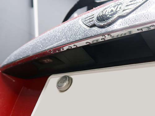 純正カメラが備わっていない車両では、後退時の安全確認が不安