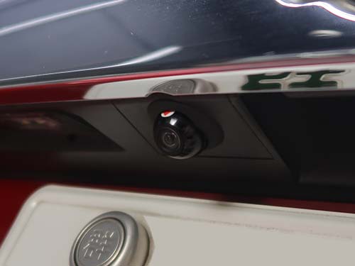 ギアをリバースに入れると自動的に映像が切り替わり、後方の状況をクリアに確認可能