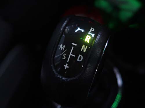 ギアをリバースに入れると自動的に映像が切り替わり、後方の状況をクリアに確認可能