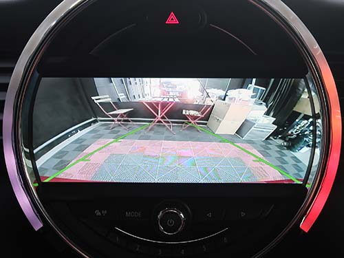 ギアをリバースに入れると自動的に映像が切り替わり、後方の状況をクリアに確認可能