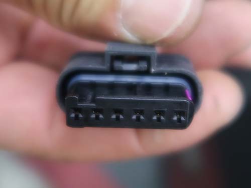 コネクターの腐食や端子の損傷、配線の断線などを入念にチェック