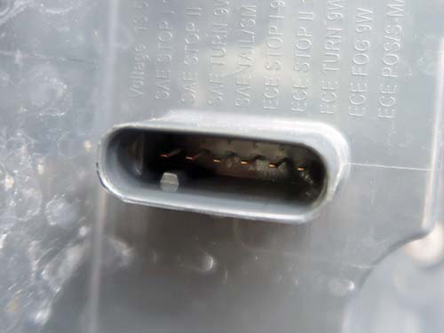 コネクターの腐食や端子の損傷、配線の断線などを入念にチェック