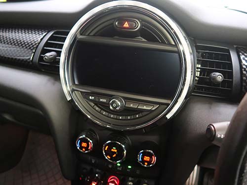 ナビ画面がブラックアウトして操作不能