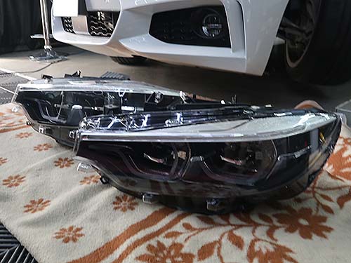 既設ヘッドライトからLEDモジュール類とヘッドライトコンピューター「FLE2」を慎重に移植