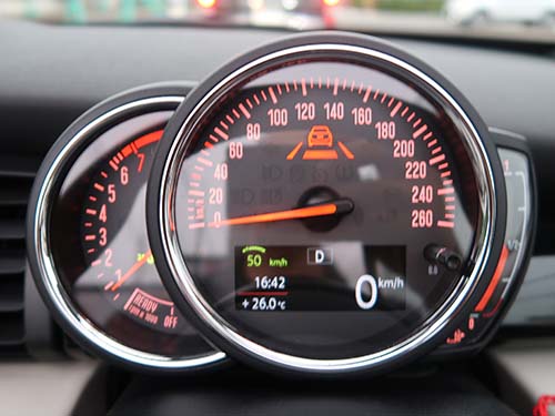 時速0km/hの完全停止まで制御するSTOP&GO機能を有効化