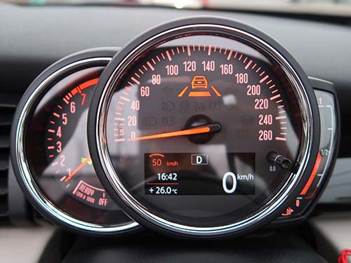 時速0km/hの完全停止まで制御するSTOP&GO機能を有効化