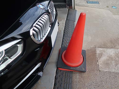 フロントバンパー直前の死角にある縁石や段差、ポールなどもはっきりと確認