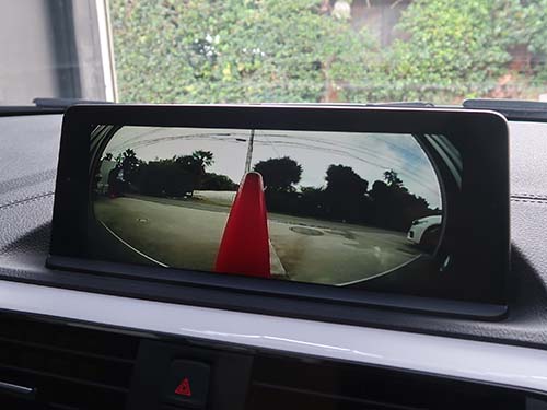 フロントバンパー直前の死角にある縁石や段差、ポールなどもはっきりと確認