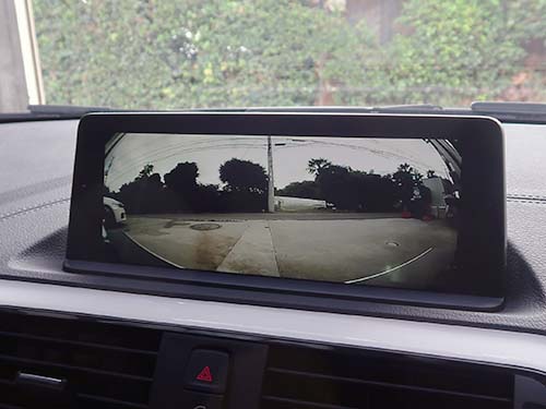 左右が壁に囲まれた駐車場の出口では、従来見えなかった左右の通行人や車両を安全に確認できる