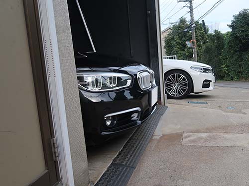 左右が壁に囲まれた駐車場の出口では、従来見えなかった左右の通行人や車両を安全に確認できる