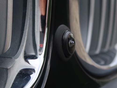 フロントカメラ映像が純正ナビ画面上に高解像度で出力