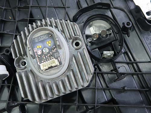 デイライトLEDの発熱により導光アクリルが焼けて溶け出してしまうことが原因