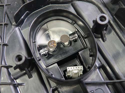 デイライトLEDの発熱により導光アクリルが焼けて溶け出してしまうことが原因