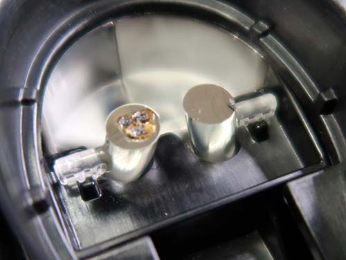 デイライトLEDの発熱により導光アクリルが焼けて溶け出してしまうことが原因