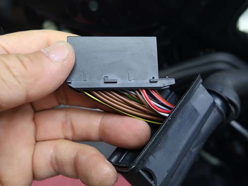 ヒンジ部コネクターに専用ターミナル端子を追加して配線を組み込み