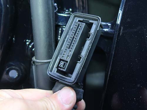 ヒンジ部コネクターに専用ターミナル端子を追加して配線を組み込み