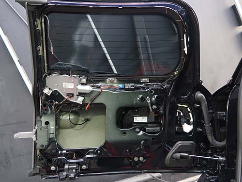 内装内にハーネスを完全に隠蔽処理し、見た目もスッキリ