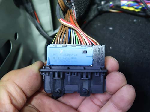 ヒンジ部コネクターに専用ターミナル端子を追加して配線を組み込み