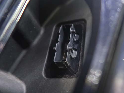 ヒンジ部コネクターに専用ターミナル端子を追加して配線を組み込み