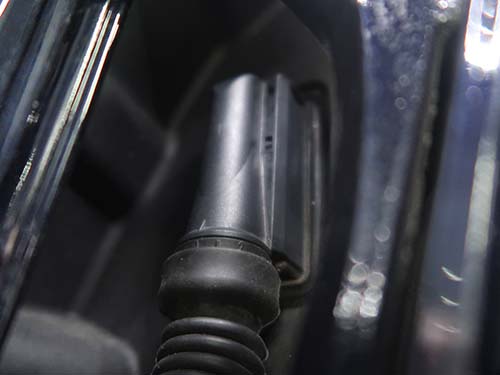 ヒンジ部コネクターに専用ターミナル端子を追加して配線を組み込み